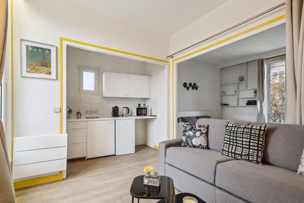 ein Wohnzimmer mit einem Sofa und einer Küche in der Unterkunft Unique Apartment for 4 - Paris & Disney in Champigny-sur-Marne