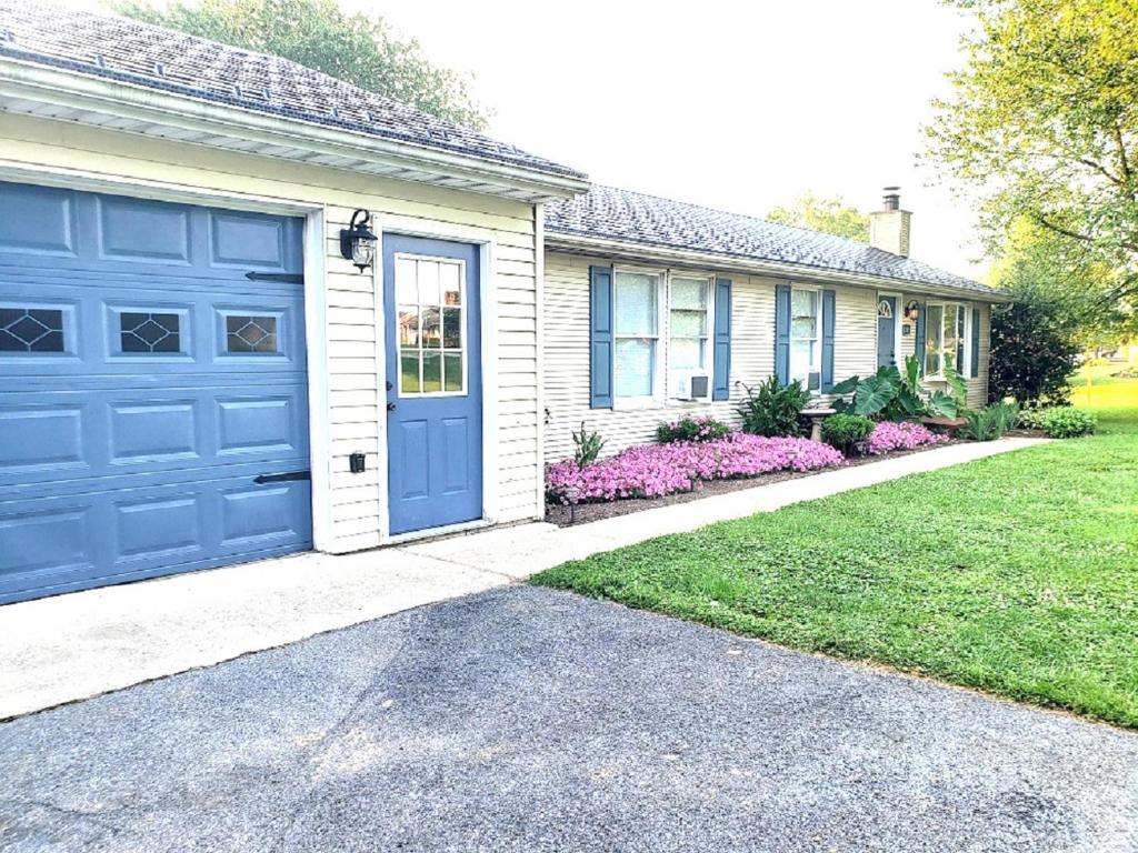 uma casa com uma porta de garagem azul em Black Bear Lodge @ Middle Creek em Stevens