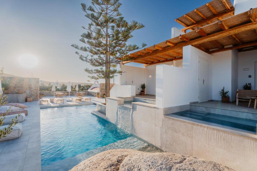 ein Pool in einem Haus in der Unterkunft Oliving Mykonos Luxury Suites in Klouvas