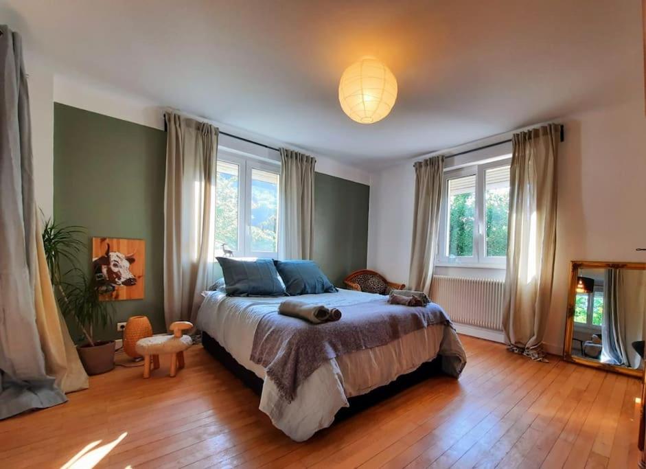 - une chambre avec un grand lit et des fenêtres dans l'établissement Rooms 4 persons Kaysersberg, à Kaysersberg