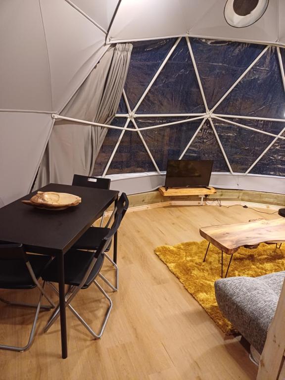 Posezení v ubytování Little River Glamping