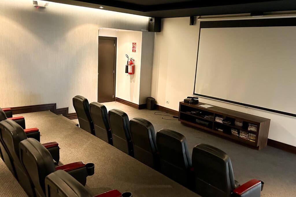a conference room with chairs and a projection screen at Departamento con vista panorámica in Quito