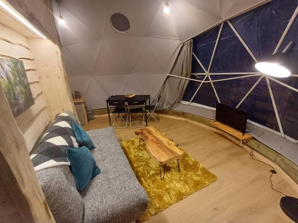 Posezení v ubytování Little River Glamping