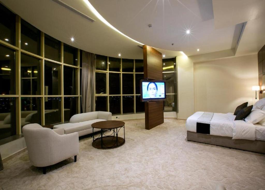 TV a/nebo společenská místnost v ubytování The S Hotel - jeddah - prince sultan street - فندق ذا اس - جده - طريق الامير سلطان