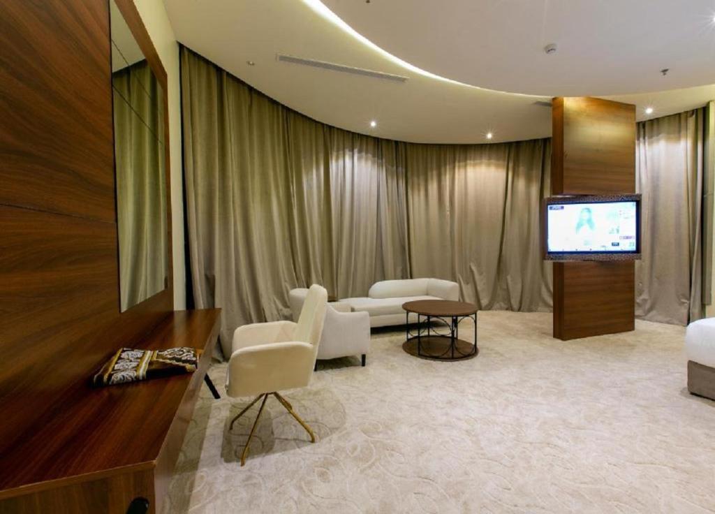 TV a/nebo společenská místnost v ubytování The S Hotel - jeddah - prince sultan street - فندق ذا اس - جده - طريق الامير سلطان