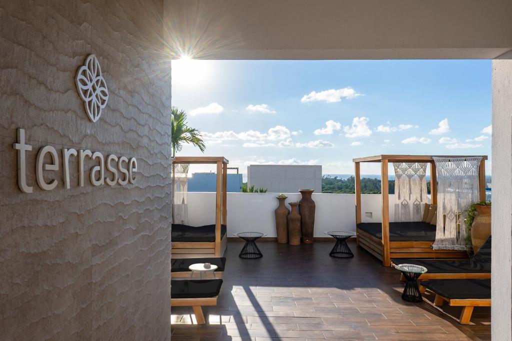 een kamer met een balkon en bedden. bij Terrasse Hotel Playa del Carmen in Playa del Carmen