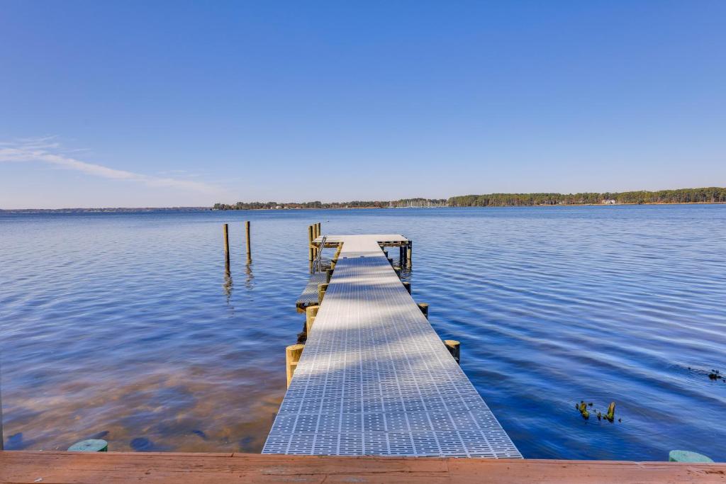 新伯尔尼New Bern Home with Direct Access to Neuse River的位于一大片水域中央的码头