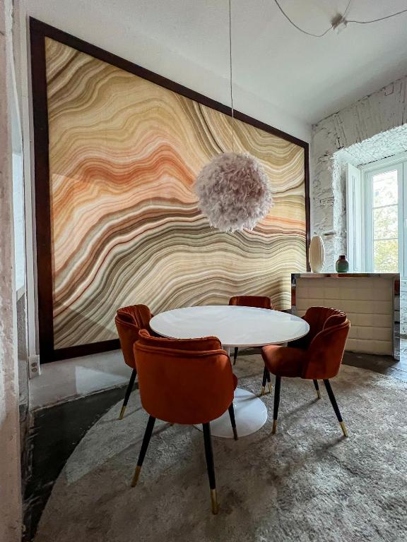 uma sala de jantar com uma mesa e cadeiras brancas em Fullest Apartments em Lisboa