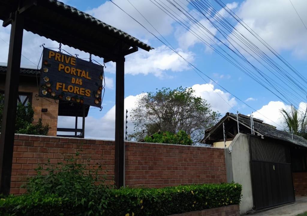 ein Schild für einen Pub vor einer Backsteinmauer in der Unterkunft Casa 04 do Condomínio Privê Portal das Flores in Gravatá