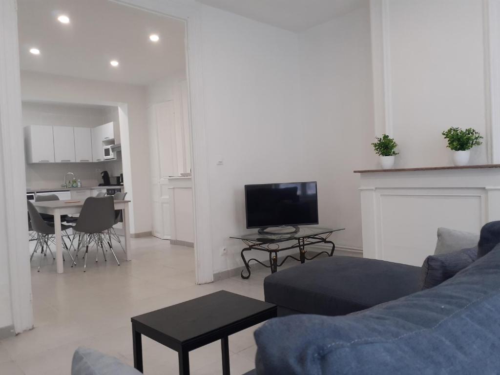 un salon avec un canapé bleu et une cheminée dans l'établissement Bol d'air, à Gravelines