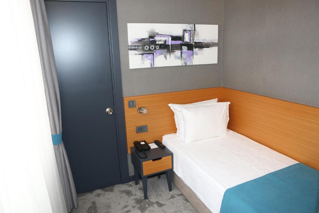 Postel nebo postele na pokoji v ubytování Sapko Airport Hotel