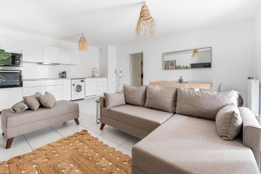 un salon avec deux canapés et une cuisine dans l'établissement La compagnie du midi/centre ville (gare)/T3/parking/wifi, à Bordeaux