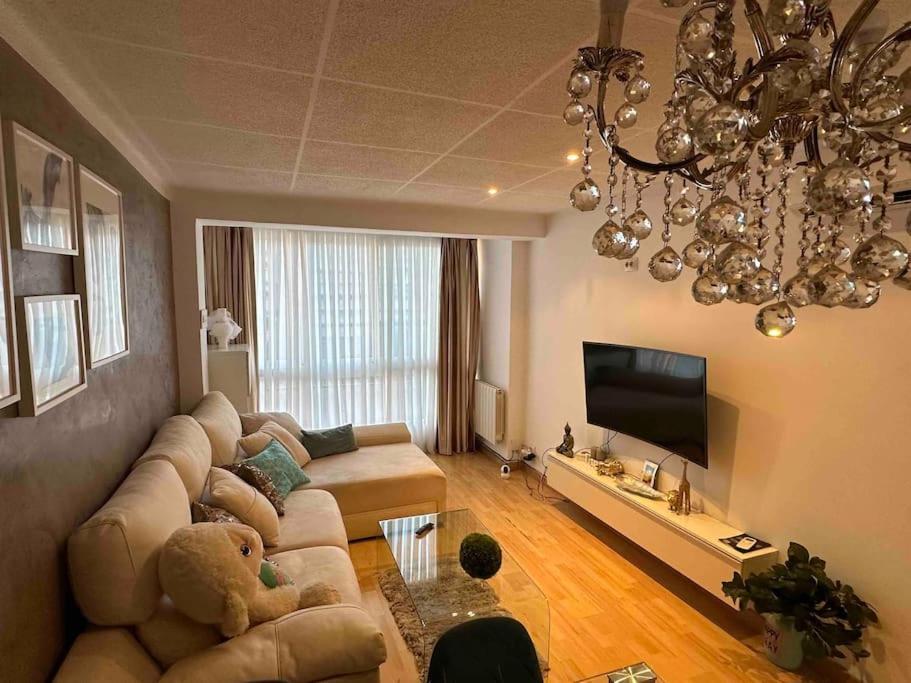 ein Wohnzimmer mit einem Sofa und einem TV in der Unterkunft Premium Aparthotel-PortAventura, FerrariLand,tren in Reus