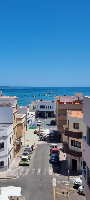 una vista aérea de una ciudad con el océano en Luxury Penthouse Valentin with jacuzzi en Corralejo