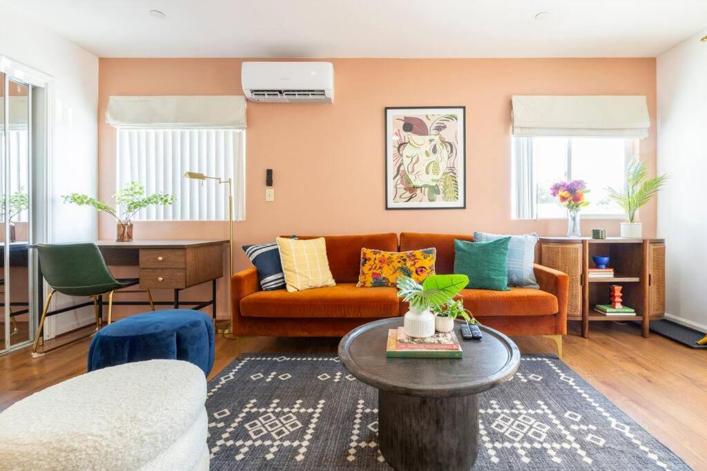 uma sala de estar com um sofá e uma mesa em Emerald Guest House em San Diego