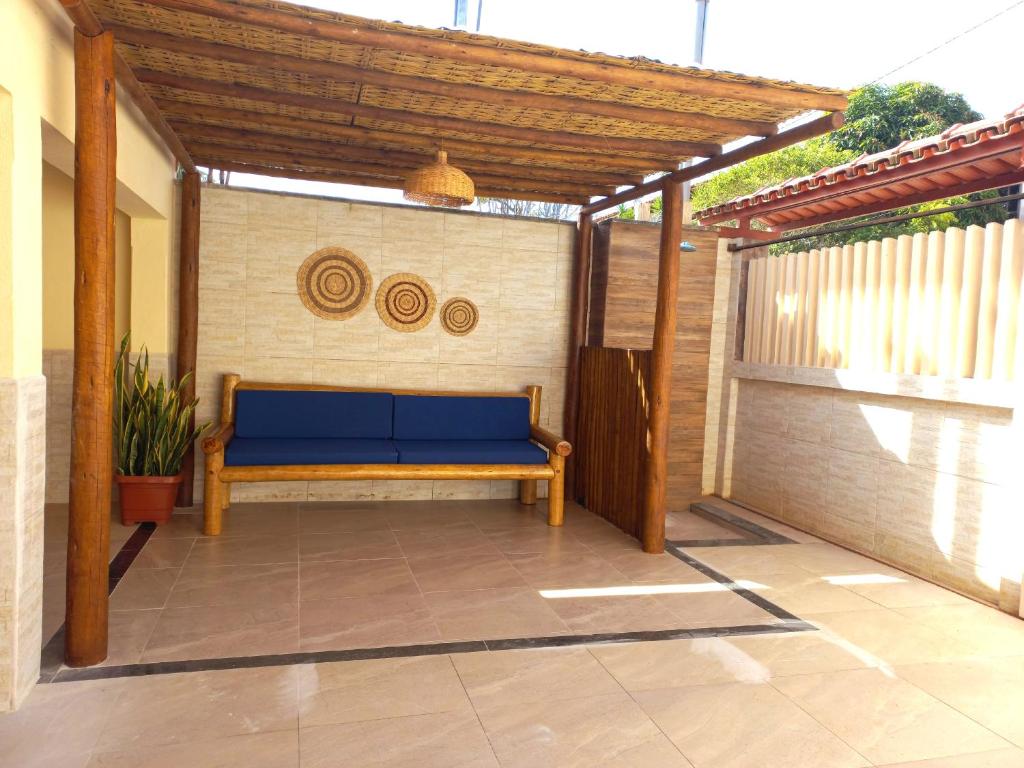 una panchina blu seduta su un patio di Casa para temporada c/ ar condicionado, próximo da praia e do Beco das Garrafas a Prado