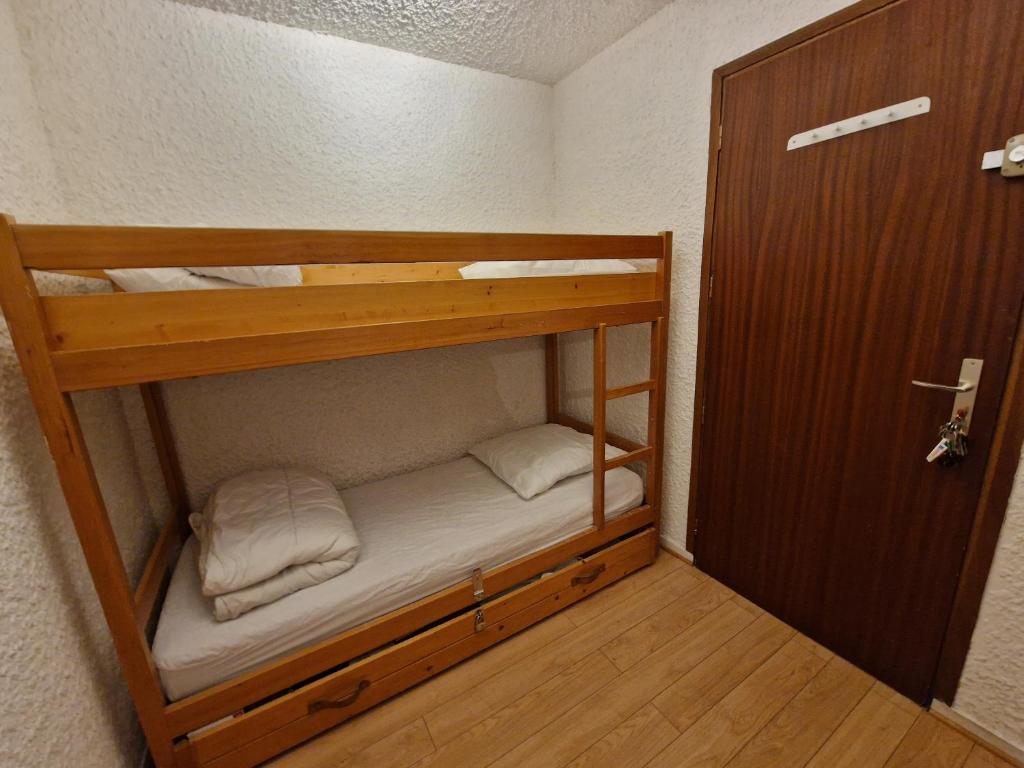 Postel nebo postele na pokoji v ubytování Les Brimbelles 27 studio au pied du télémix de Belle Étoile