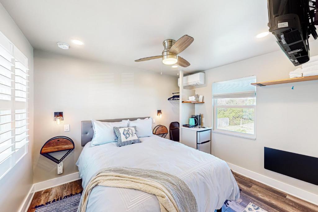 een slaapkamer met een bed en een plafondventilator bij Beach 5 Villas #B1 in Fernandina Beach