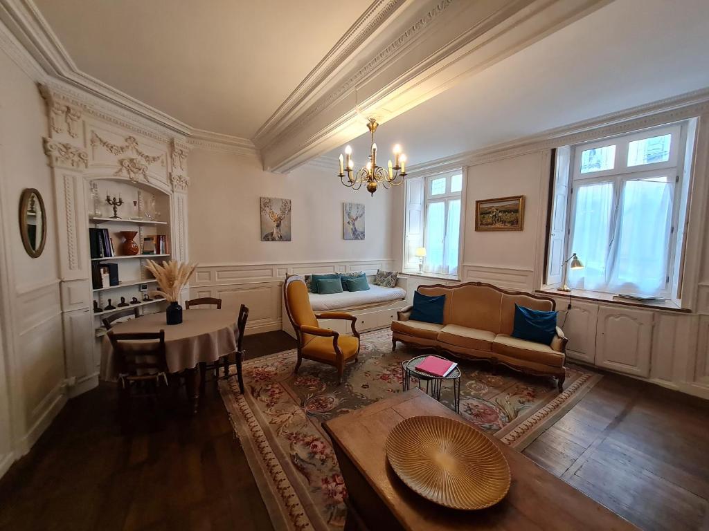 博恩的住宿－Le Jeu de Paume à Beaune centre，客厅配有沙发和桌子