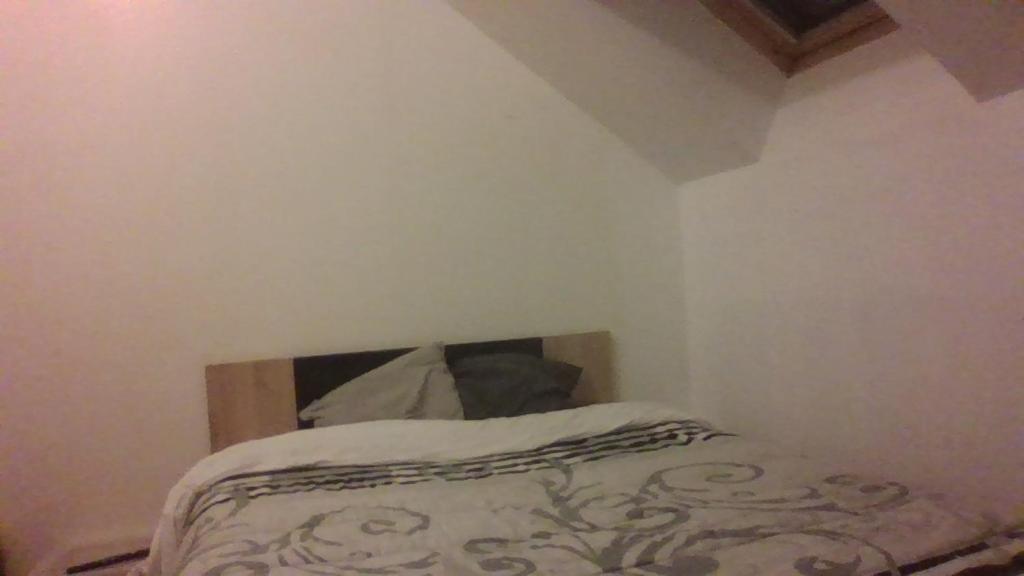 Łóżko lub łóżka w pokoju w obiekcie Chambre dans maison