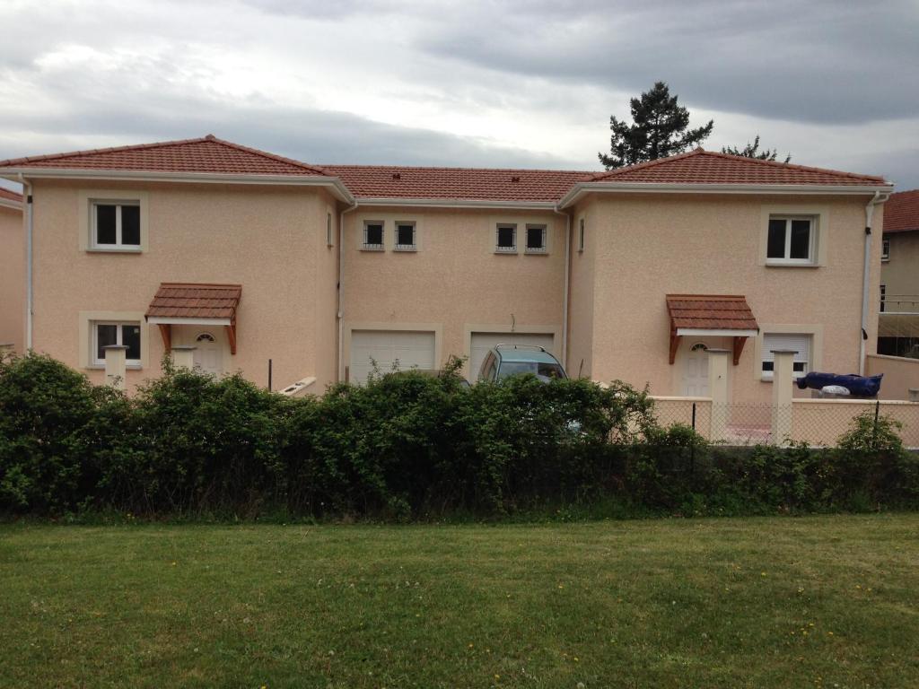 una casa grande con un patio delante en klm, en Roussillon en Isère