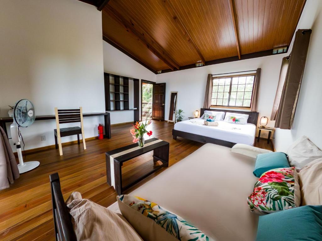ein Wohnzimmer mit einem Sofa und einem Tisch in der Unterkunft El Caribeo in Bocas del Toro