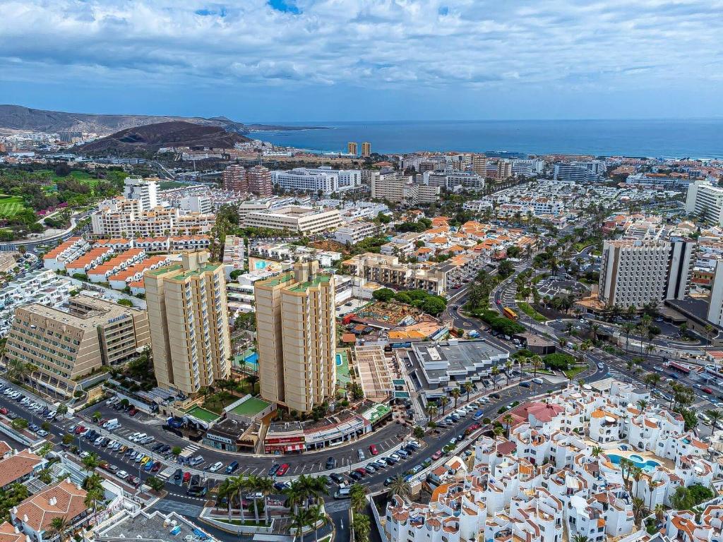 una vista aerea di una città con edifici e automobili di torry de yomely sea view a Playa de las Americas