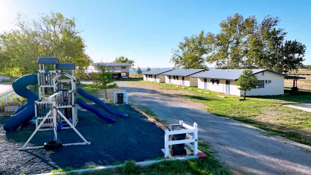 einen Spielplatz an einer Schule mit Rutsche in der Unterkunft Oasis Lake Buchanan in Bluffton