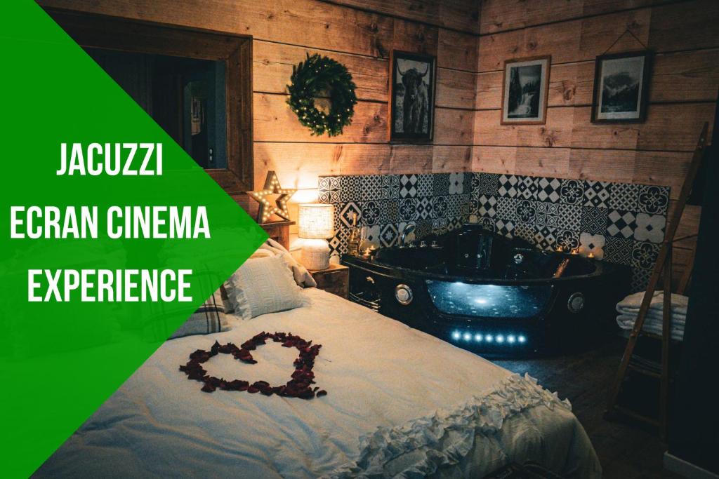 um quarto com uma cama e uma banheira em Le chalet montagne insolite spa écran cinéma 5 min centre ville em Évreux