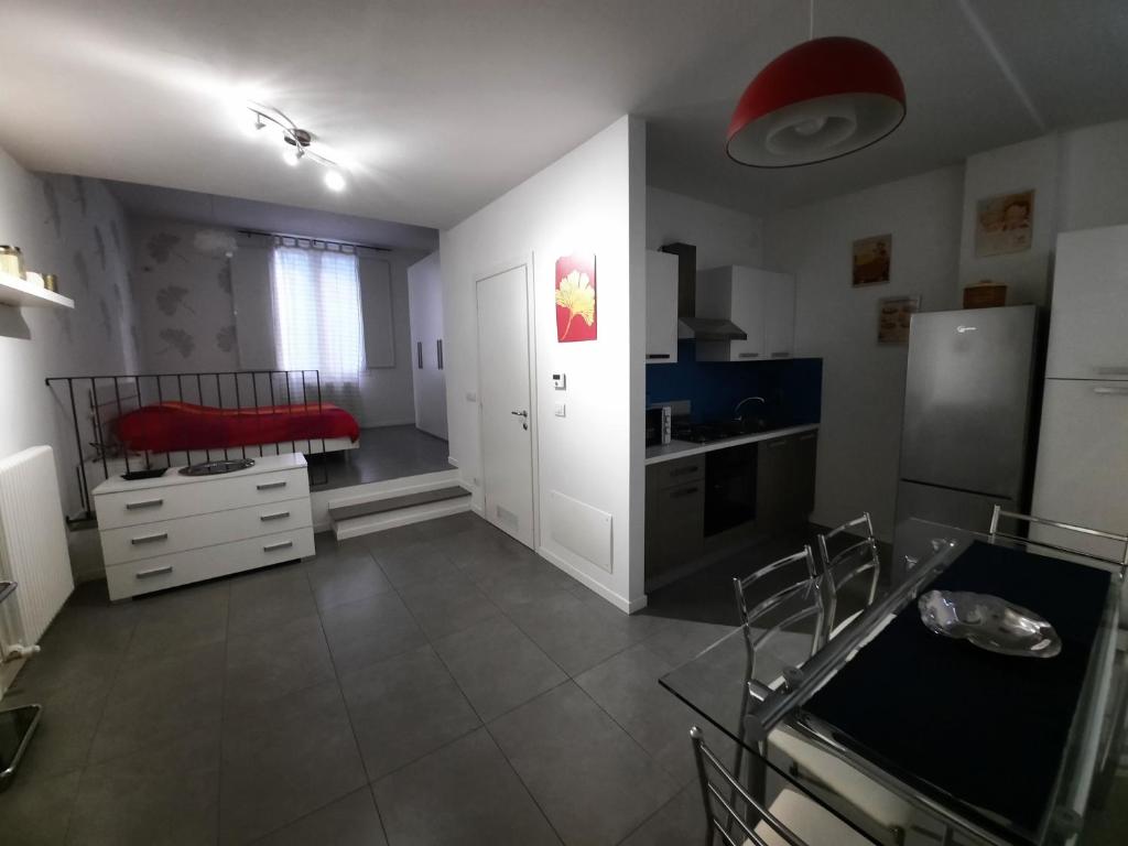 ein Wohnzimmer mit einer Küche und einem Esszimmer in der Unterkunft Dimora La Turrita in Bologna