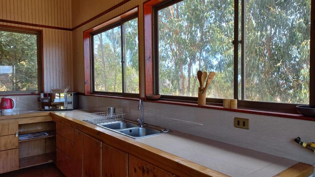 cocina con fregadero y 2 ventanas en Casa vista quebracho, en Puchuncaví