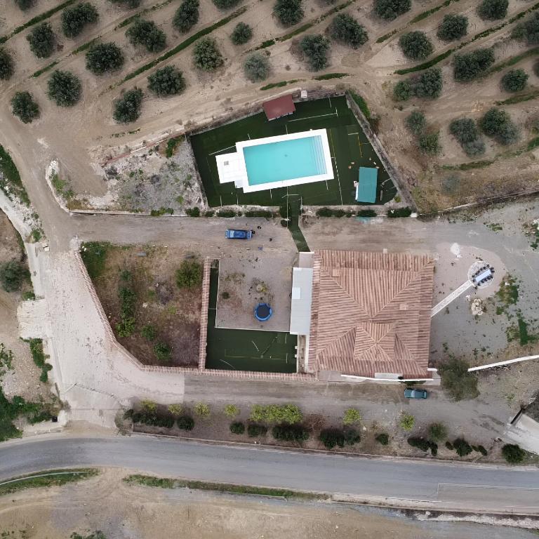 Pohľad z vtáčej perspektívy na ubytovanie Hacienda Los Olivos Alora Grupos grandes Fiestas Pista de padel