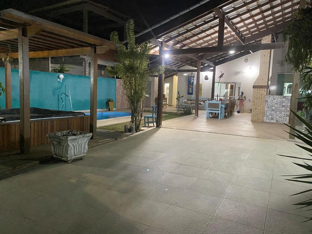 Habitación grande con piscina y patio. en Casa Verão Nova Almeida, en Nova Almeida