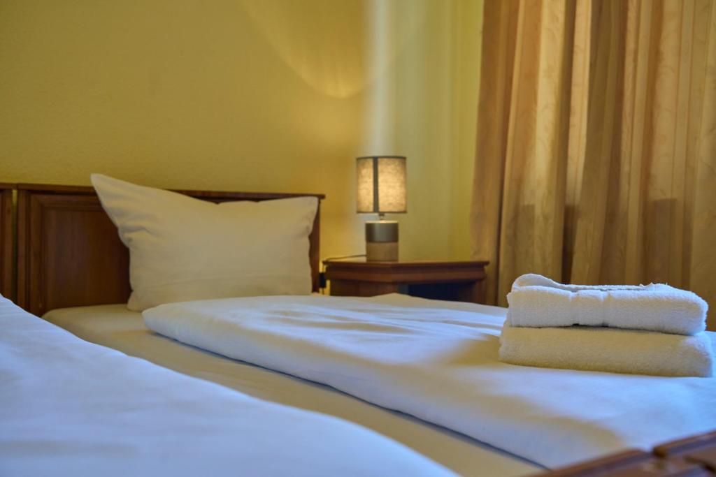 Postel nebo postele na pokoji v ubytování Hotel Pension Bernstein am Kurfürstendamm