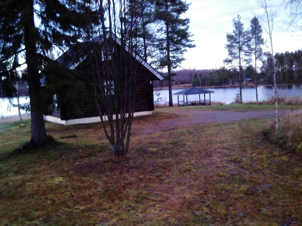 altana na polu obok jeziora w obiekcie Vuokatti Cottages w mieście Vuokatti