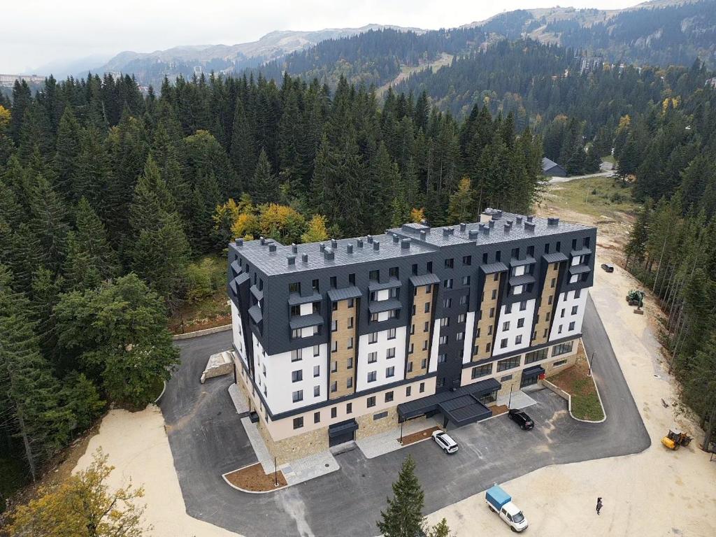 an aerial view of a building in the mountains at Aparthotel Zlatni Javor in Jahorina