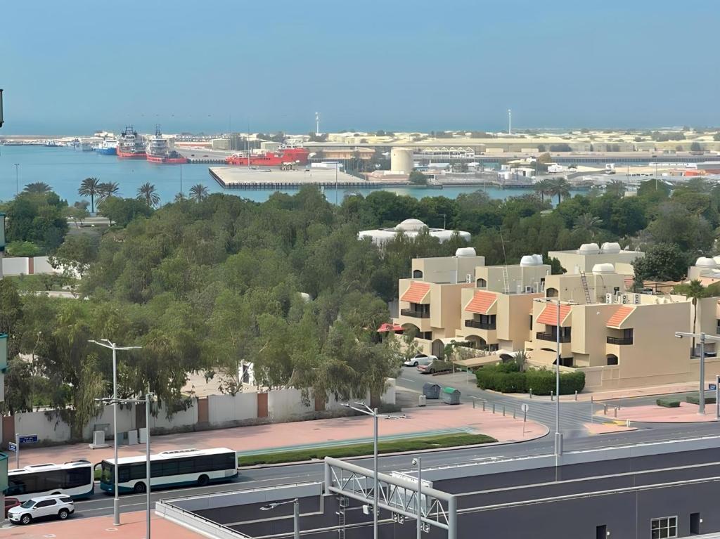 una vista de una ciudad con autobuses estacionados en un aparcamiento en PHENOMENAL SEA VIEW, en Abu Dabi