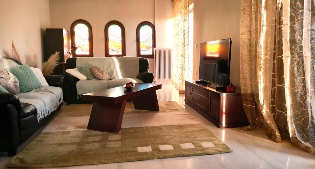 - un salon avec un canapé et une télévision dans l'établissement Spata sunrise house, à Spáta