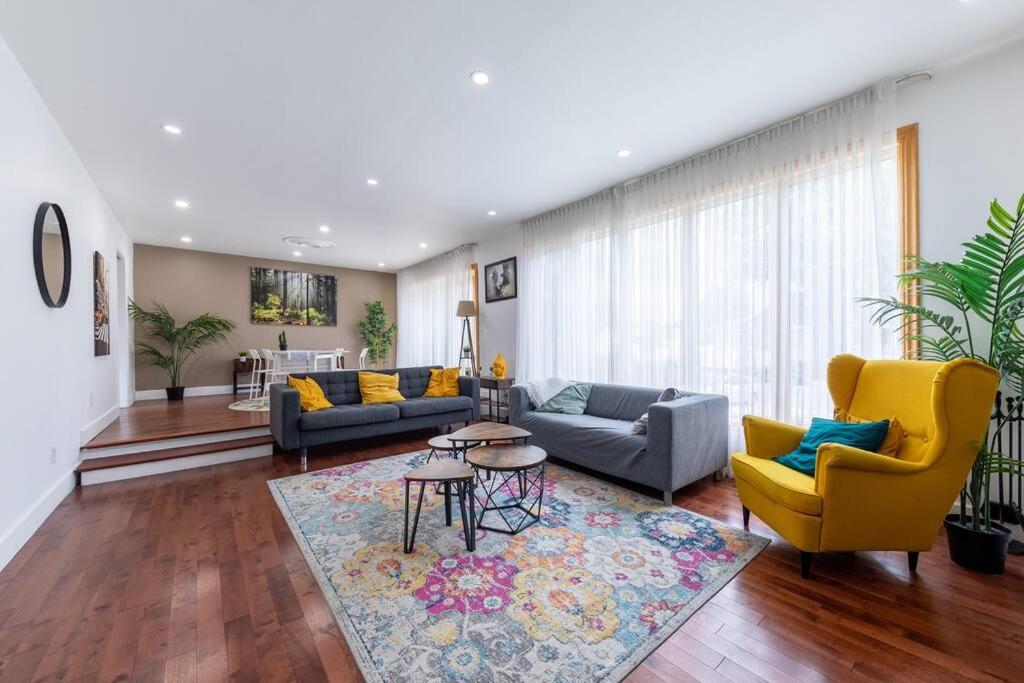 una gran sala de estar con sofás y una alfombra en Spacious 4BR House Close to DT, en Brossard