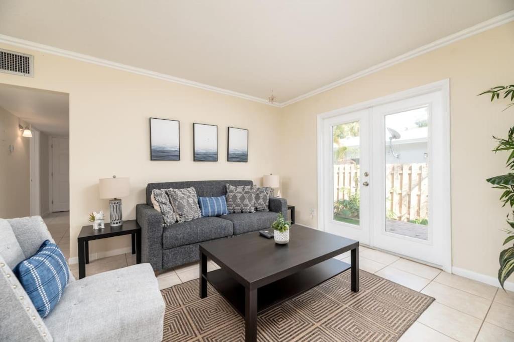 Χώρος καθιστικού στο Short Walk to Wilton Drive Apt3
