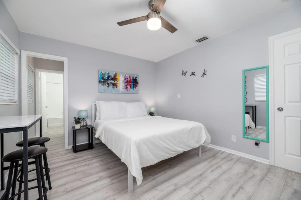 Habitación blanca con cama y escritorio en Short Walk to Wilton Drive Apt5, en Fort Lauderdale