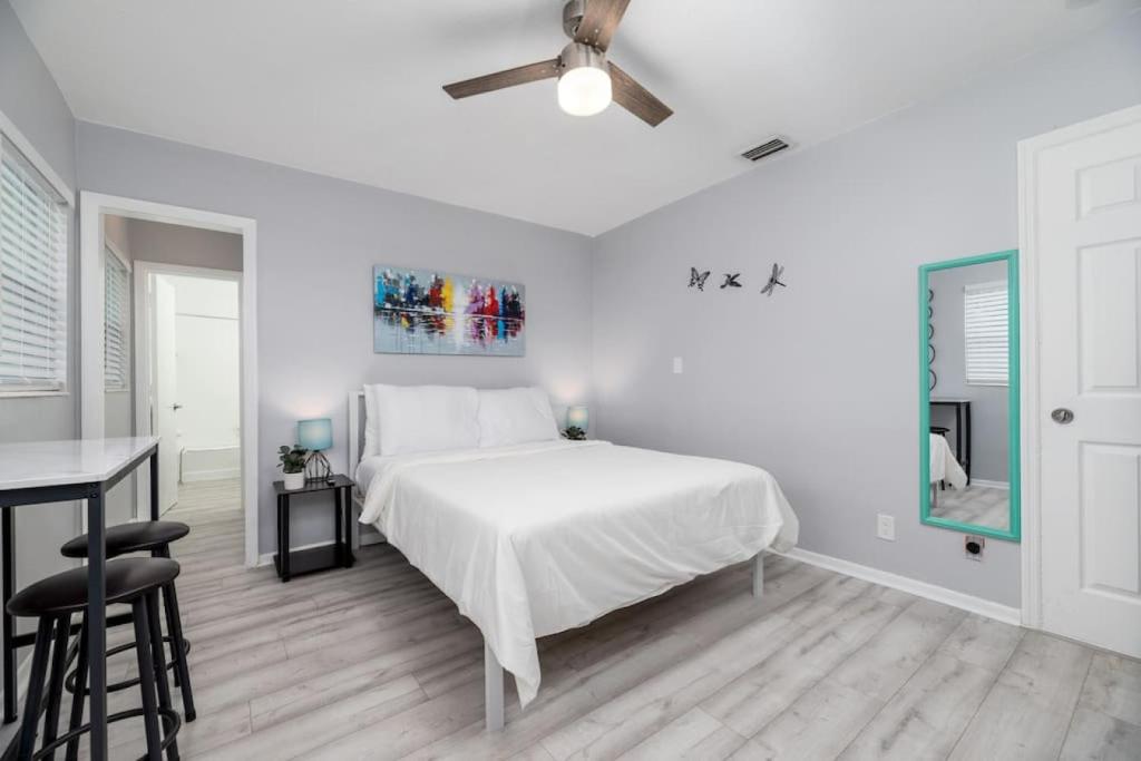 Katil atau katil-katil dalam bilik di Short Walk to Wilton Drive Apt5