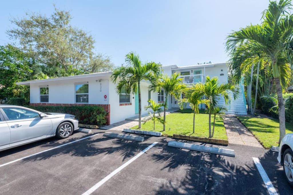 uma casa com palmeiras num parque de estacionamento em Short Walk to Wilton Drive Apt6 em Fort Lauderdale