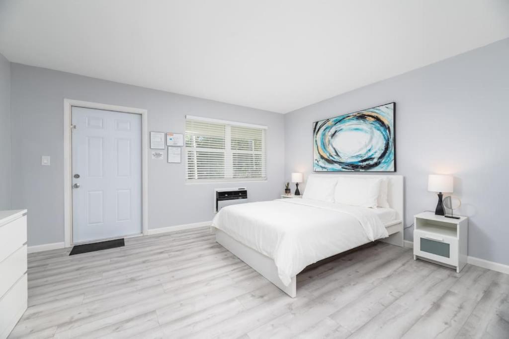 une chambre blanche avec un lit et une fenêtre dans l'établissement Just Off Wilton Drive Apt 2, à Fort Lauderdale