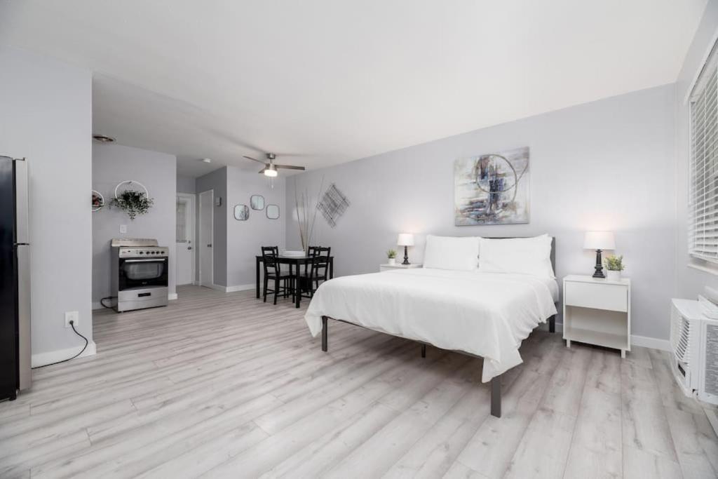 Un pat sau paturi într-o cameră la Just Off Wilton Drive Apt 3