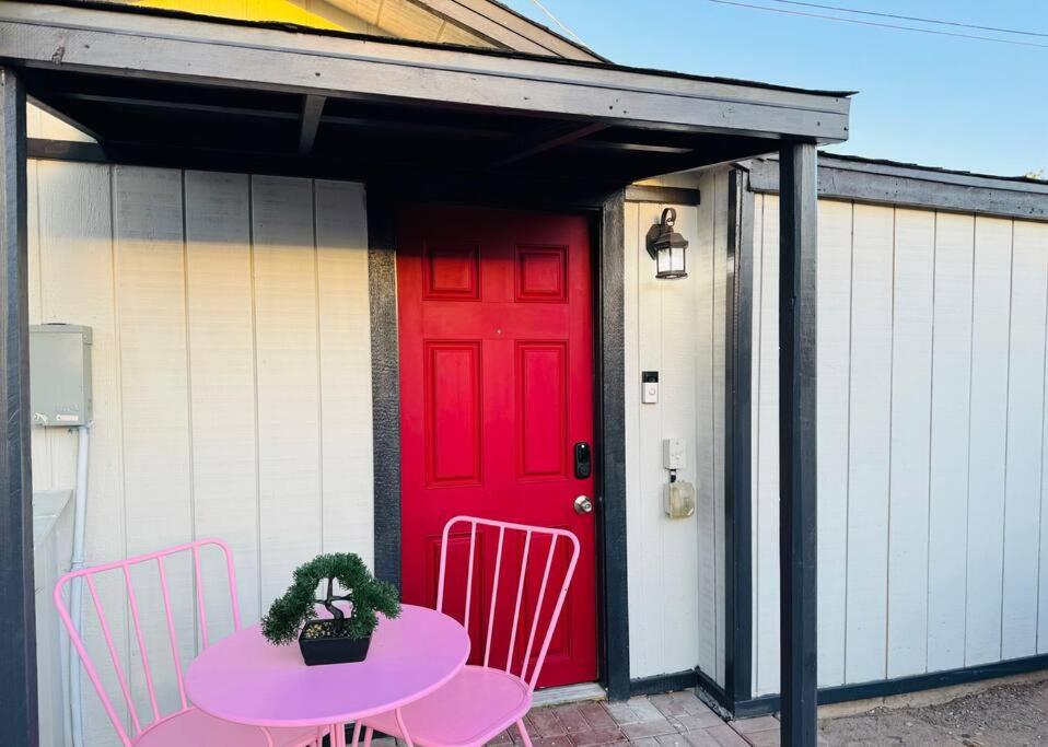 una mesa rosa y sillas con puerta roja en New Tiny Home Uptown Phoenix (Unit E), en Phoenix