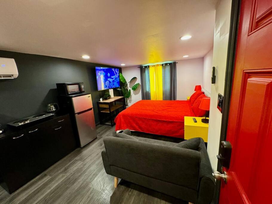 TV a/nebo společenská místnost v ubytování New Tiny Home Uptown Phoenix (Unit E)