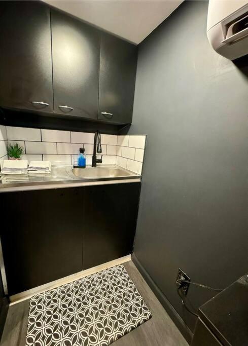 Kuchyň nebo kuchyňský kout v ubytování New Tiny Home Uptown Phoenix (Unit E)
