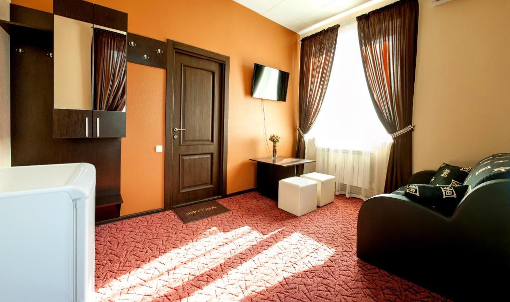 カメンスク・シャフチンスキーにあるArt Hotelのリビングルーム(黒いソファ、窓付)