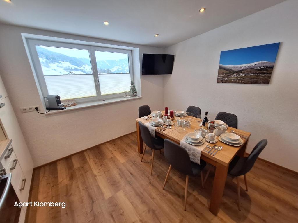 a dining room with a table and chairs and a window at Apart Klomberg in Landeck